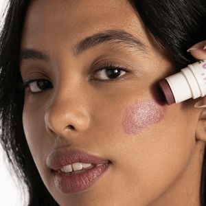 BARRA 3 EN 1 RUBOR, LABIAL Y SOMBRA FPS 95 AMORA 4.5 G